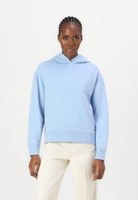 Felpa con cappuccio blu chiaro realizzata in tessuto morbido, caratterizzata da una vestibilità comoda, polsini a costine e un piccolo logo sul petto.