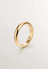 Anillo de oro con una banda lisa y redondeada y un acabado pulido, que presenta una ligera hendidura en el lado interior para mayor comodidad.