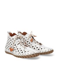 Witte geperforeerde enkellaarsjes met bloemenuitsnijdingen, bruine rubberen zool en beige veters; heeft een gegolfde kraag en leren accenten.