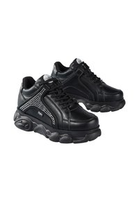 Sneaker neri in pelle sintetica con suola spessa. Presentano dettagli in strass lungo il lato e lacci neri.