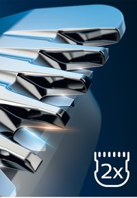 Metalen multitool met een slanke, gepolijste afwerking en hoekige kenmerken; toont meerdere snijranden tegen een donkerblauwe achtergrond.