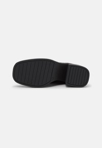 Zign Korolliset nilkkurit - black