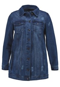 Denimjacka i mörkblått, med två bröstfickor, knappstängning och subtila slitna detaljer på ärmarna och nederkanten.