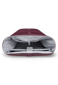 Borsa per laptop imbottita color bordeaux con apertura con zip, interno grigio, due scomparti e una cintura per fissare il contenuto.