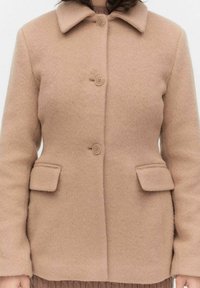 Beige ullblandad kappa med krage, tre knappar, två framfickor och en strukturerad yta, typisk för en klassisk design.