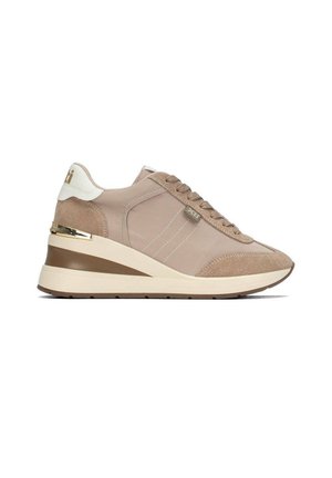 Deportiva beige con cuña, cordones delanteros, parte superior de ante y tela, suela blanca y marrón, y un detalle dorado cerca del talón.