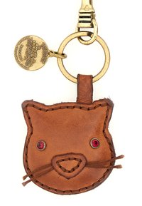 Portachiavi in pelle marrone a forma di testa di gatto, con dettagli rossi negli occhi, design cucito e anello portachiavi in ottone.