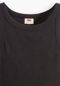 Svart ribbet tanktopp med rund halslinning, med et vevd merke som har Levi's-logo på den indre sømmen. Glatt tekstur og tettsittende design.