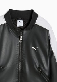 Giubbotto bomber nero con finitura in pelle, dettagli bianchi sulle spalle, zip frontale, tasche laterali e piccolo logo Puma bianco sul petto.