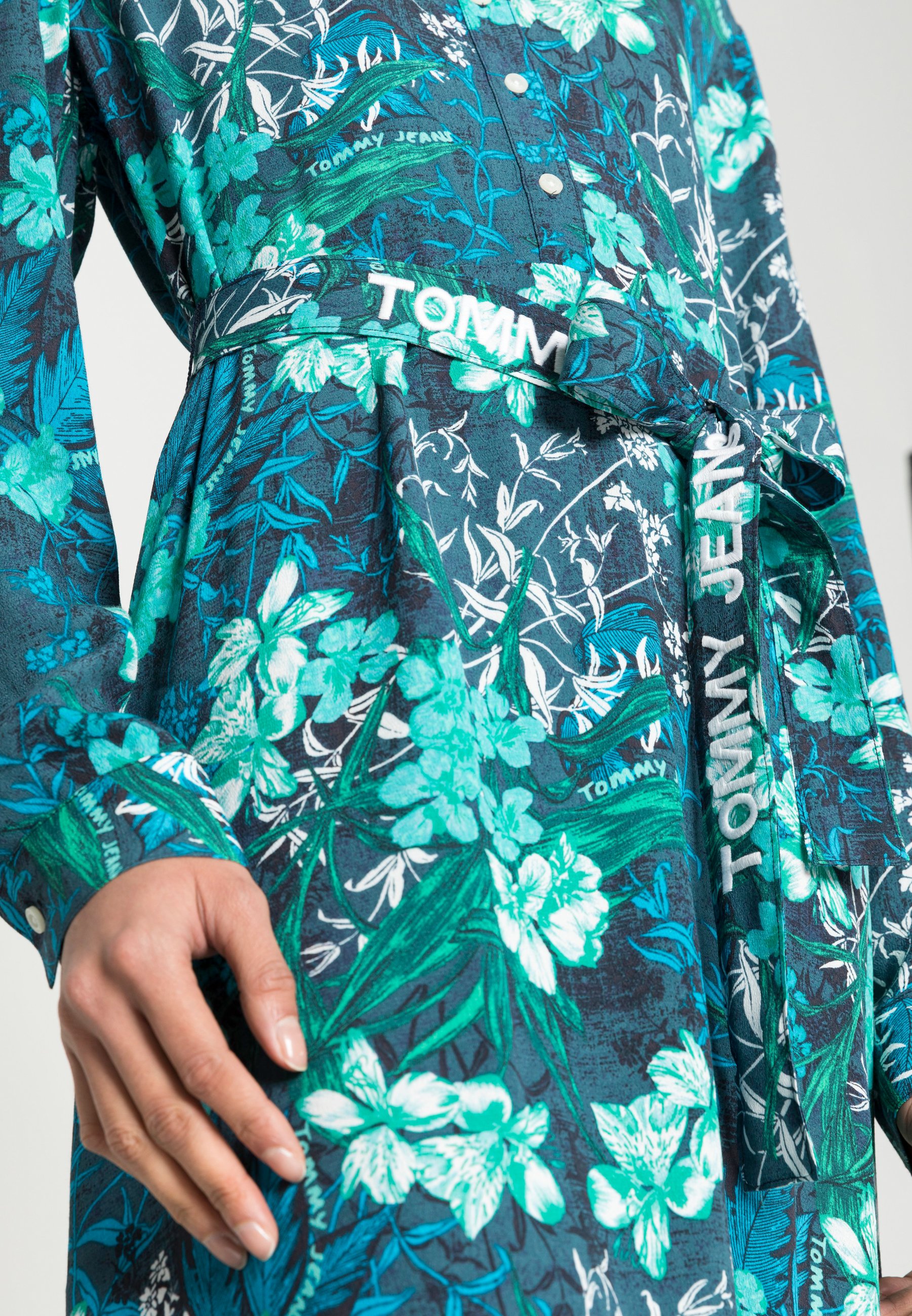 Tommy Jeans PRINTED BELT SHIRT DRESS 