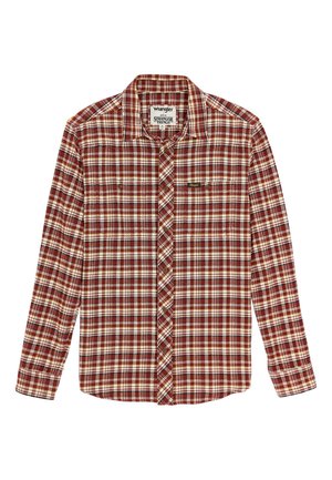 Röd och krämfärgad rutig skjorta med knappar och långa ärmar, med en sydd logotyp på bröstfickan och klassisk krage.