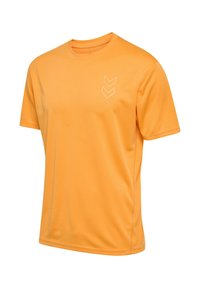 Orange kortärmad tränings-T-shirt med en slät textur och rundad halsringning. Har tre subtila chevronmönster på vänster bröst.