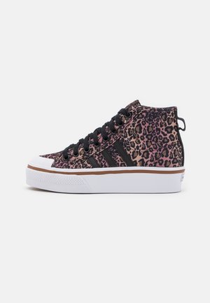 Trampki za kostkę z czarnymi sznurowadłami, materiał w panterkę, trzema czarnymi paskami po bokach oraz białą gumową podeszwą z brązowym obszyciem.