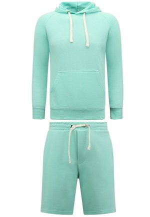 Mintgroene capuchontrui met verstelbare crèmekleurige koorden, voorzak in kangoeroestijl; bijpassende mintgroene shorts met elastische tailleband en koord.