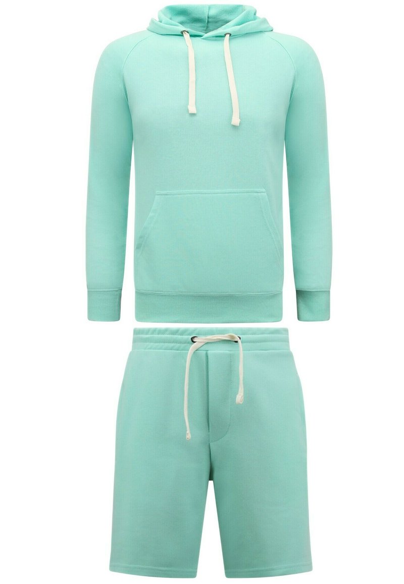 Mintgroene capuchontrui met verstelbare crèmekleurige koorden, voorzak in kangoeroestijl; bijpassende mintgroene shorts met elastische tailleband en koord.