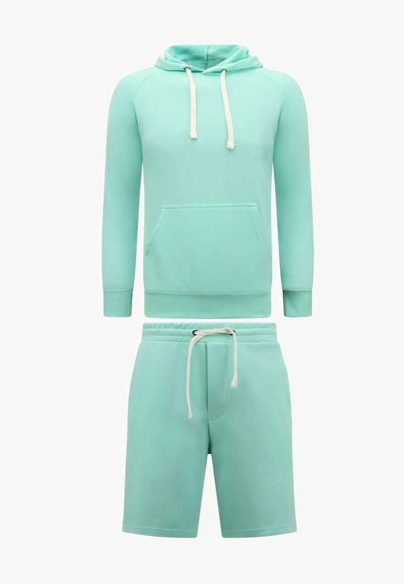 Mintgroene capuchontrui met verstelbare crèmekleurige koorden, voorzak in kangoeroestijl; bijpassende mintgroene shorts met elastische tailleband en koord.