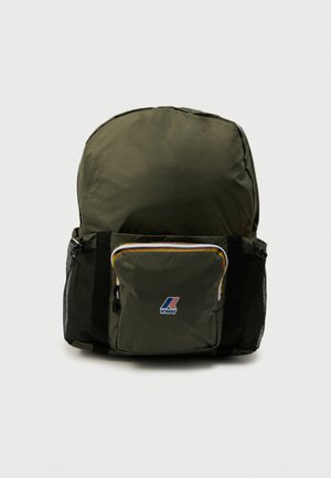 Zaino verde oliva con tasca frontale con cerniera recante il logo K-Way e tasche laterali in rete nera su sfondo semplice.