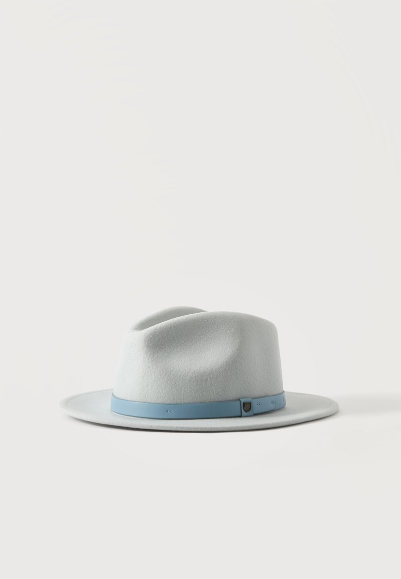Φαρδύ γκρι τσόχινο καπέλο fedora με ανοιχτό μπλε κορδέλα γύρω από τη βάση, τοποθετημένο σε απλό λευκό φόντο.