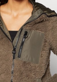 Vero Moda Chaqueta de invierno - brown