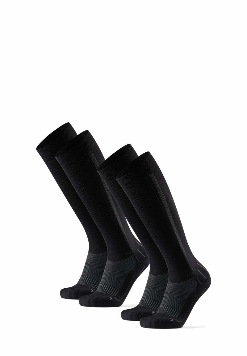 Schwarze knielange Socken mit gerippter Struktur, die ein kontrastierendes schwarzes horizontales Band am Knöchel und verstärkte Zehen- und Fersenbereiche aufweisen.