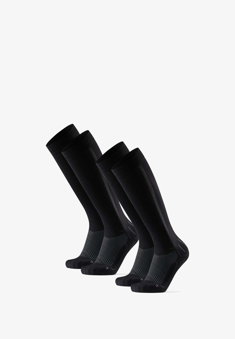 Sorte knæhøje sokker med ribbet tekstur, der har en kontrasterende sort vandret stribe ved anklen og forstærkede tå- og hælområder.