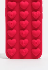 Funda de teléfono de silicona de color rosa brillante con formas de corazones en relieve y letras que deletrean "BIMBALAYLO" dispuestas en dos columnas para una interacción táctil.