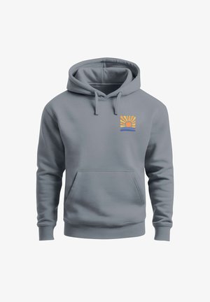 Hellgrauer Hoodie mit einer Kängurutasche. Verfügt über ein kleines gelbes und blaues Sonnenlogo auf der Brust. Weicher Stoff, normale Passform.