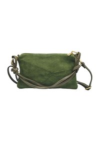 Sac bandoulière en suede vert avec une surface texturée, une bandoulière en cuir vert foncé et des accents en métal doré. Forme rectangulaire avec un détail noué.