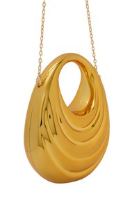 Gouden ronde handtas met een gestructureerd, golfachtig ontwerp, voorzien van een kettingband en een holle opening in het midden voor toegang.