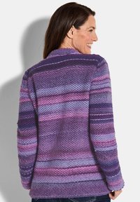 Strickpullover mit einem strukturierten Muster in lila und rosa Streifen; mit Kragen und halblangen Ärmeln. Weicher, kuscheliger Stoff.