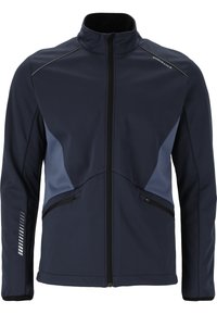 Marinblå softshell-jacka med hög krage, kontrasterande ljusblå paneler, fickor med dragkedja och reflekterande detaljer längs framdelen och ärmarna.