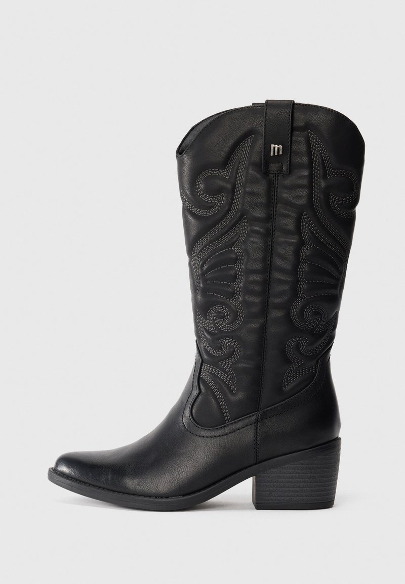 Bota de vaquero de cuero negro hasta la pantorrilla con patrones decorativos cosidos y tacón bloque apilado sobre fondo blanco.