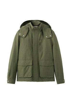 Olivno zelena jakna s kapuco, z zadrgo spredaj, zapiranjem s pritisnimi gumbi na ovratniku in manšetah ter z dvema velikima sprednjima žepoma s pokrovom.