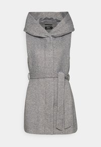 Cappotto senza maniche grigio in un tessuto testurizzato con un ampio colletto, vita con cintura e tasche laterali. Taglio dritto, design minimalista.