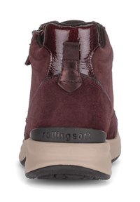 Bordeaux suède enkellaars met een patenteren leer accent, een aantrekriem aan de achterkant en een beige rubberen zool met "rollingsoft" branding.