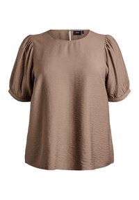 Blusa marrón de mangas cortas con cuello redondo, tela texturizada y detalle de hombro fruncido. Cuenta con cierre de cremallera en la parte posterior.