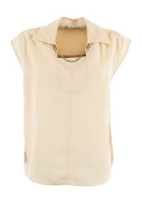 Blusa de manga corta beige con cuello amplio, escote en V y un detalle de cadena en el escote. Fabricada en una tela suave y ligera.