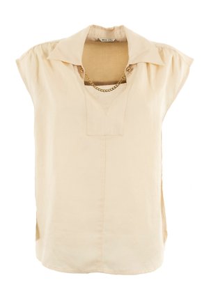 Blusa de manga corta beige con cuello amplio, escote en V y un detalle de cadena en el escote. Fabricada en una tela suave y ligera.