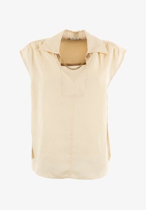 Blusa de manga corta beige con cuello amplio, escote en V y un detalle de cadena en el escote. Fabricada en una tela suave y ligera.