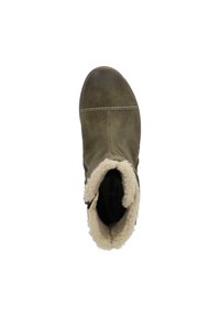Olivově zelené nubukové kotníkové boty s měkkou bílou kožešinou uvnitř, zaoblenou špičkou a kontrastním prošíváním. Plochá podešev s mírným podpatkem.