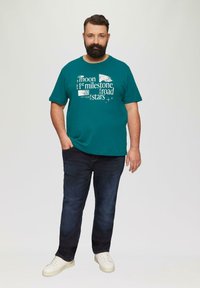 s.Oliver MIT FRONT - Print T-shirt - petrol