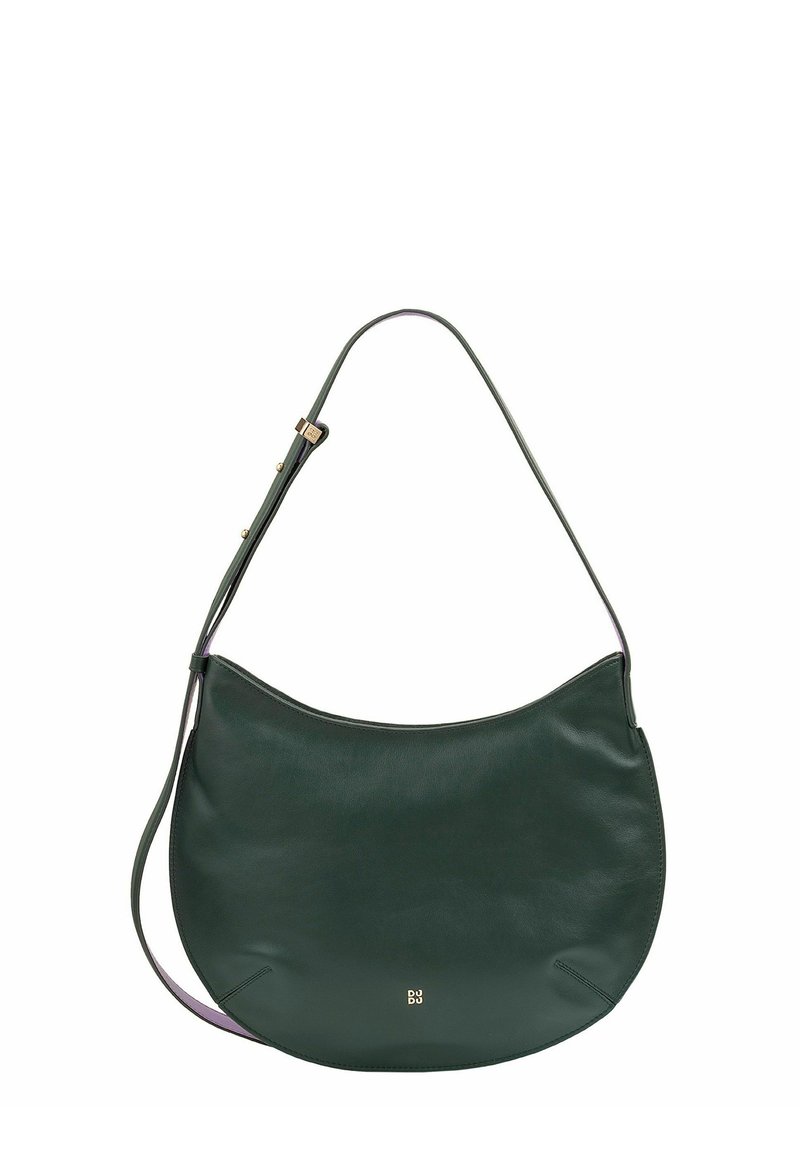 Borsa a spalla in pelle verde con design curvo, tracolla regolabile e dettaglio del logo in oro. Texture liscia e stile minimalista.