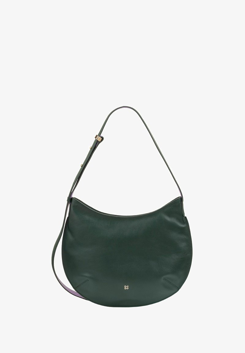 Borsa a spalla in pelle verde con design curvo, tracolla regolabile e dettaglio del logo in oro. Texture liscia e stile minimalista.