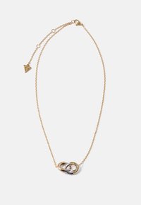 Collier en chaîne en or avec deux anneaux entrelacés, l'un en or orné de petits cristaux et l'autre en argent, doté d'un fermoir de type homard et d'une longueur réglable.