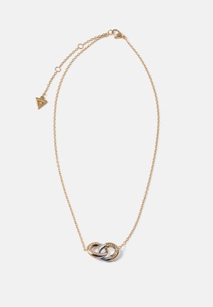 Gouden ketting met twee in elkaar grijpende ringen, één goud met kleine kristallen en één zilver, voorzien van een karabijnsluiting en een verstelbare lengte.