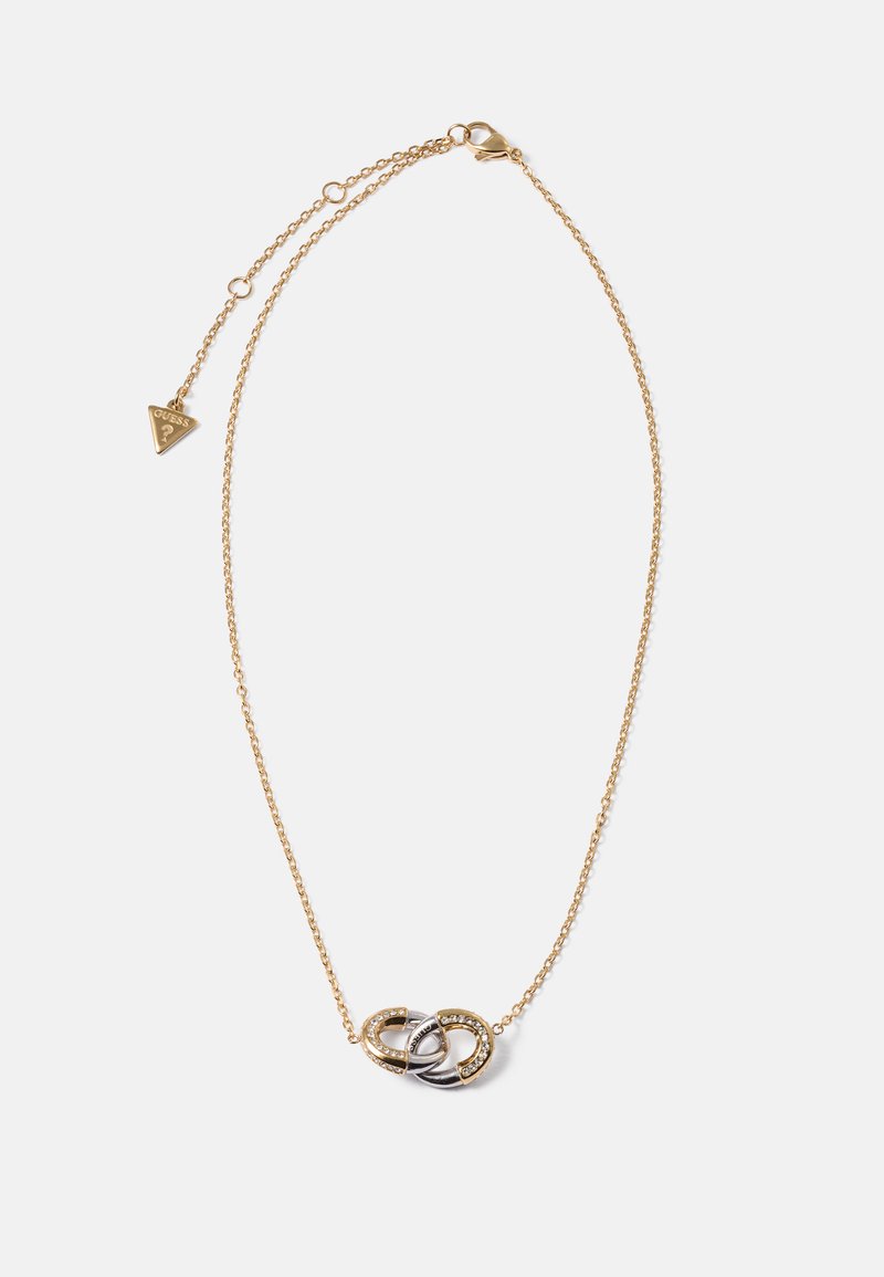 Collier en chaîne en or avec deux anneaux entrelacés, l'un en or orné de petits cristaux et l'autre en argent, doté d'un fermoir de type homard et d'une longueur réglable.