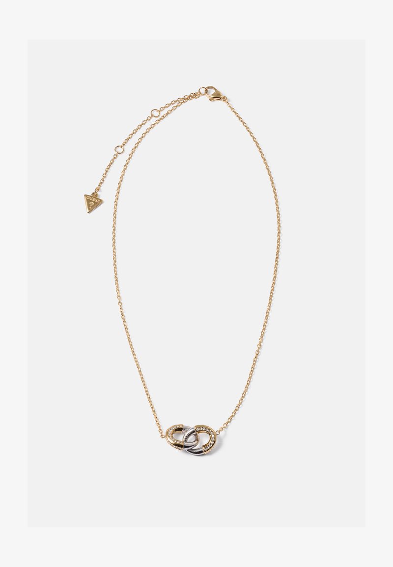 Gouden ketting met twee in elkaar grijpende ringen, één goud met kleine kristallen en één zilver, voorzien van een karabijnsluiting en een verstelbare lengte.