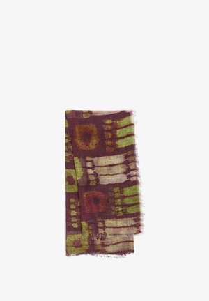 Złożony szalik z abstrakcyjnymi wzorami geometrycznymi w ziemistych odcieniach burgundowym, oliwkowym i beżowym na miękkim materiale z frędzlami.