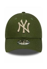 Olivgrüne Baseballkappe mit strukturiertem Design, ausgestattet mit einem erhaben gestickten NY-Logo in Beige und einem abgerundeten Schild.