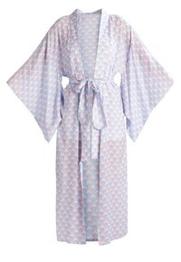 Robe style kimono bleu clair avec manches larges, motif géométrique rose et blanc, et ceinture en tissu assortie nouée à la taille.